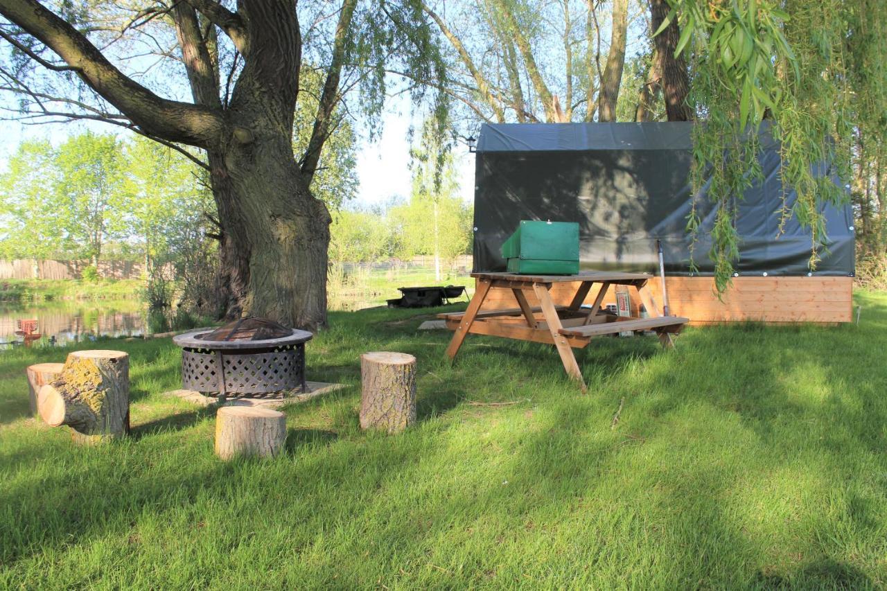 "George'S" Lakeside Wooden Tipi Hotel Clare Exterior photo